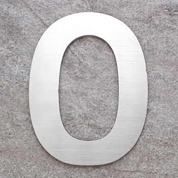 Close-up van huisnummer 0 in geborsteld RVS, makkelijk te bevestigen zonder gereedschap.