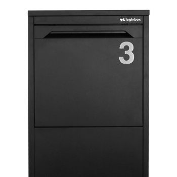 Close-up van RVS huisnummer 3, duurzaam en stijlvol, gemakkelijk op een blauwstenen brievenbus te plakken.