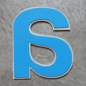 huisletter wit toevoeging a 2 mm dik en 12 cm groot