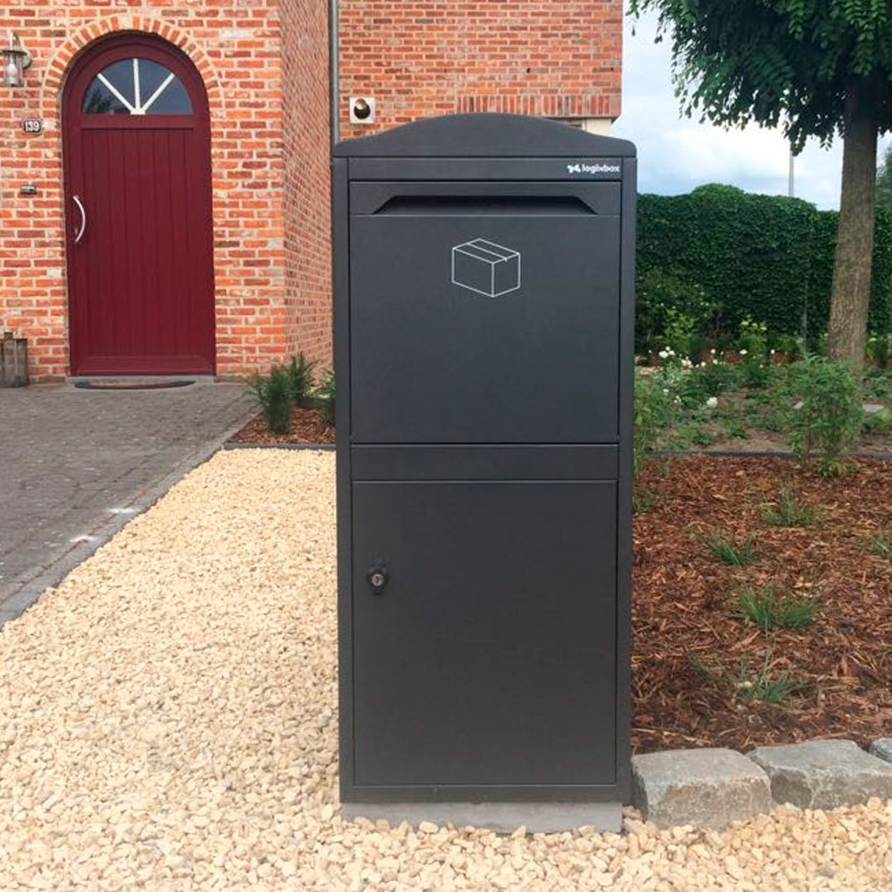 Paketbox von Logixbox vor der Haustür – wetterfest und abschließbar gegen Paketdiebstahl.