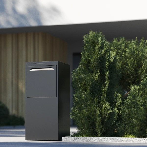 Moderne pakketbrievenbus naast voordeur van duurzame woning