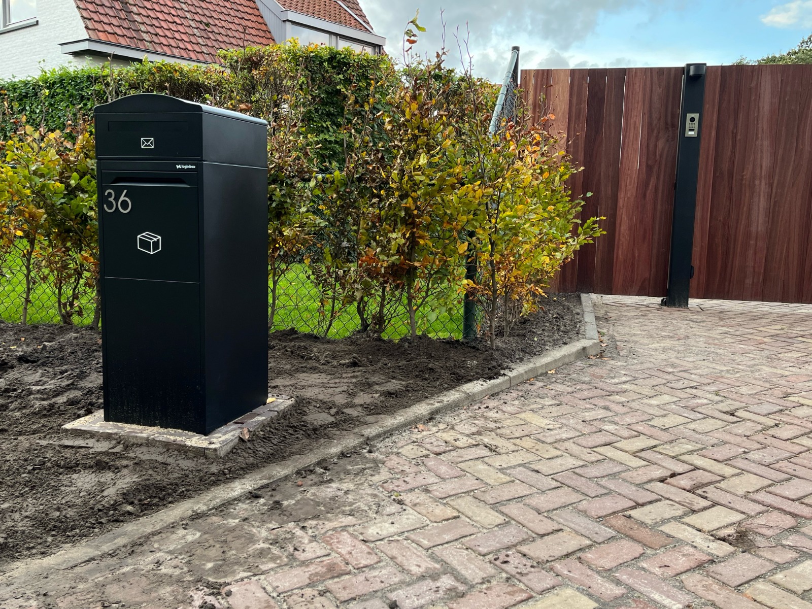 Close-up van een zwarte Logixbox pakketkluis met veilige driepuntsluiting, ideaal voor betrouwbare bezorging van pakketten.